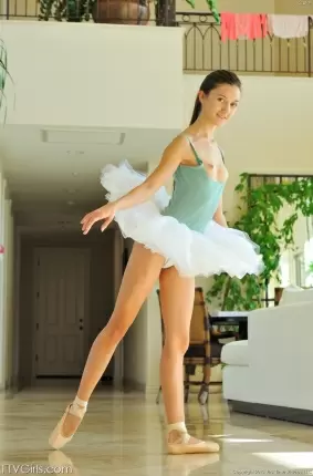 Images 16 - Голая балерина танцует без трусиков 