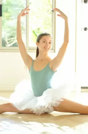 Images 11 - Голая балерина танцует без трусиков 