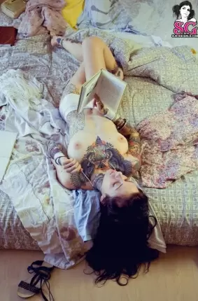 Images 16 - Сексуальная девка позирует топлесс на кровати 