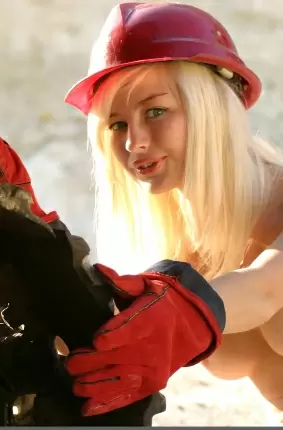 Images 39 - Желанная блондинка ремонтирует трактор 