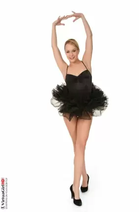 Images 4 - Балерина голышом показала сочную киску 