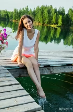 Images 6 - Обнаженнка с красивой девушкой на пристани у озера 