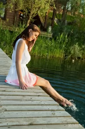 Images 5 - Обнаженнка с красивой девушкой на пристани у озера 
