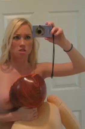 Images 14 - Грудастая блондинка делает домашние селфи перед зеркалом 