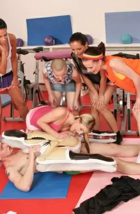 Images 10 - Группа девушек используют инструктора йоги для сексуальных забав 