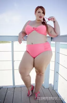 Images 12 - Секси толстушка медленно снимает купальник 