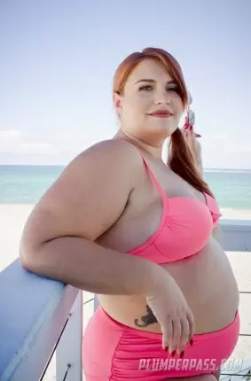 Images 13 - Секси толстушка медленно снимает купальник 