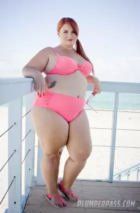 Images 20 - Секси толстушка медленно снимает купальник 