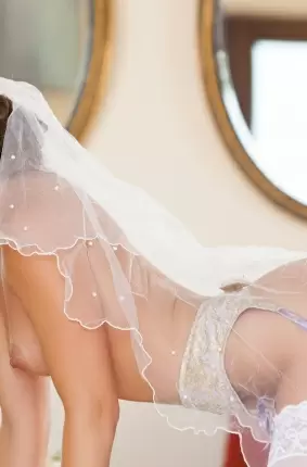 Images 24 - Невеста голышом решила пошалить накануне свадьбы 
