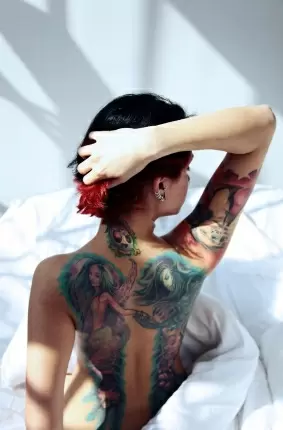 Images 9 - Длинноногая кокетка с шикарными татуировками позирует голышом 