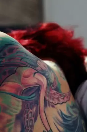 Images 1 - Длинноногая кокетка с шикарными татуировками позирует голышом 