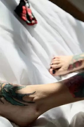 Images 16 - Длинноногая кокетка с шикарными татуировками позирует голышом 