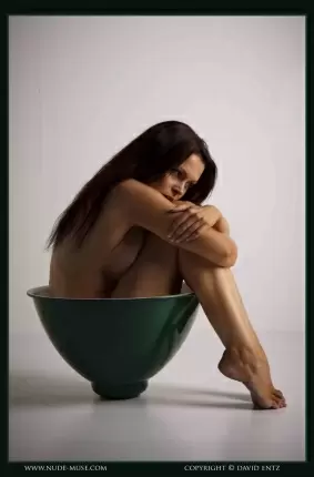 Images 2 - Сексуальная девушка прикрыла попку вазой 