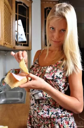 Images 3 - Заводная домохозяйка веселиться на кухне 