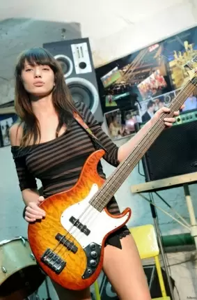 Images 20 - Волосатая пизда бас гитаристки 