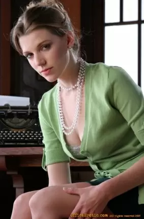 Images 26 - Аппетитная секретарша снимает юбку и кофточку 