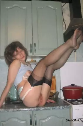 Images 12 - Жена показывает пилотку на кухне 