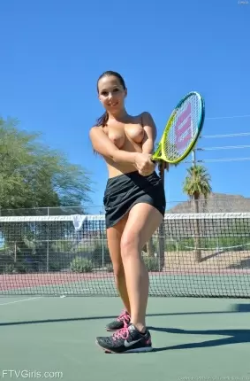 Images 9 - Молодая теннисистка играет голая 