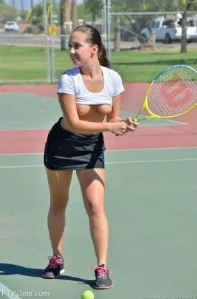 Images 5 - Молодая теннисистка играет голая 