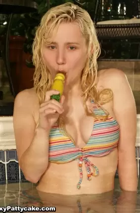 Images 9 - Блондинка мастурбирует в бассейне 