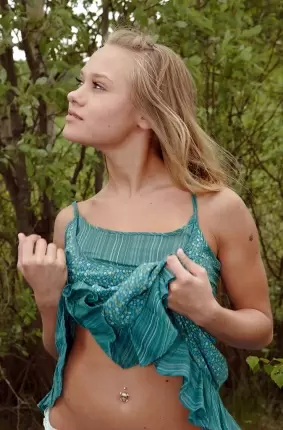 Images 2 - Русская девчонка снимает трусики среди березок 