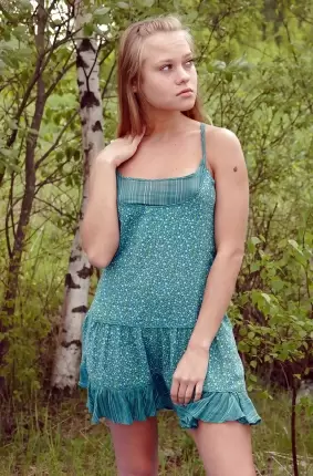 Images 1 - Русская девчонка снимает трусики среди березок 