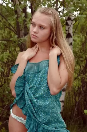 Images 3 - Русская девчонка снимает трусики среди березок 
