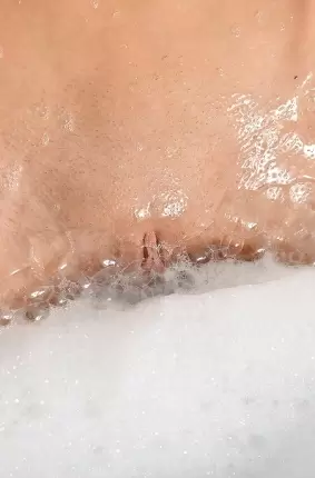 Images 3 - Молоденькая девушка мастурбирует зубной щеткой в ванной 