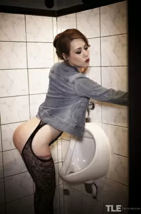 Images 3 - Фотосессия рыжей в мужском туалете 