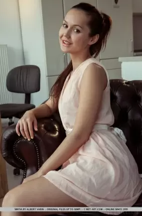 Images 1 - Украинская красавица голой снимается для фото 