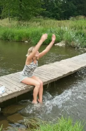Images 2 - Голая блондинка купается на речке 