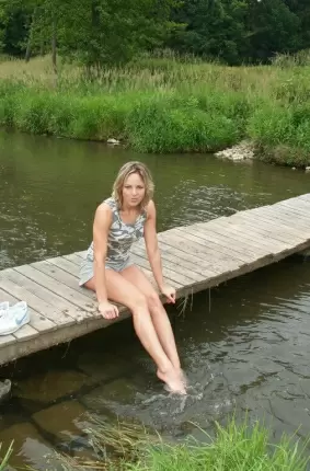 Images 1 - Голая блондинка купается на речке 