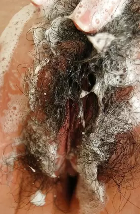 Images 5 - Азиатка моет свою небритую вагину 