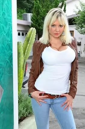 Images 3 - Красивая блондинка мастурбирует в джинсах 