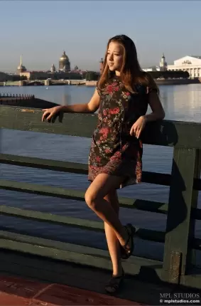 Images 1 - Девушка показывает пизду на пристани в России 