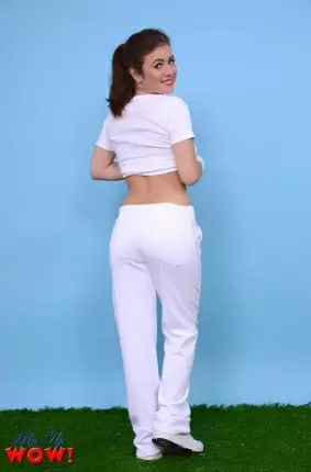 Images 3 - Сочная леди снимает белый костюм обнажая большие титьки 