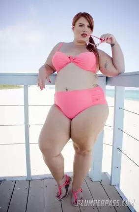 Images 2 - Толстушка без трусов не стесняется тусить на пляже 