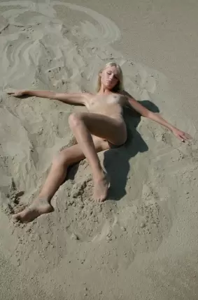 Images 7 - Голая девушка в песке 