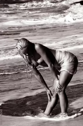 Images 1 - Девушка топлесс на пляже - ню фото 