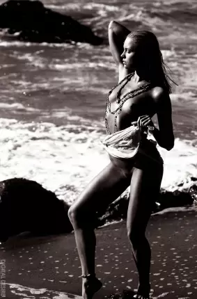 Images 20 - Девушка топлесс на пляже - ню фото 