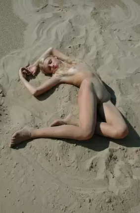 Images 5 - Голая девушка в песке 