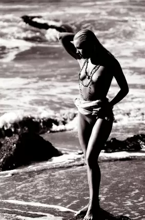 Images 2 - Девушка топлесс на пляже - ню фото 
