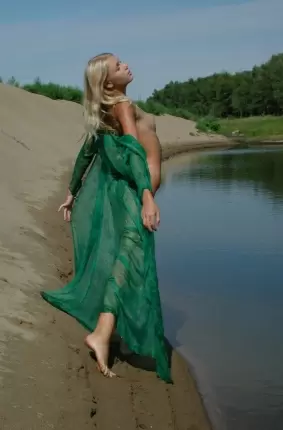 Images 10 - Голая девушка в песке 