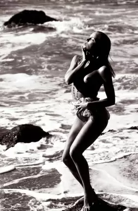 Images 19 - Девушка топлесс на пляже - ню фото 