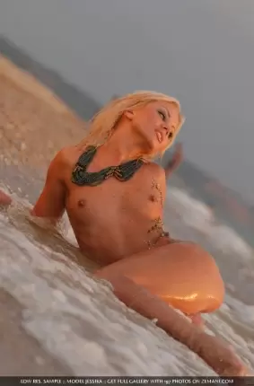 Images 7 - Блондинка мочит свою пизду в морской воде 
