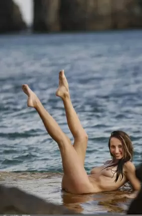 Images 10 - Улыбчивая женщина веселиться на пляже 