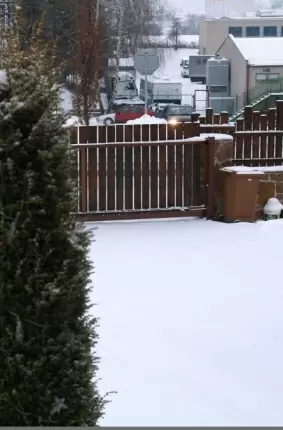 Images 19 - Улыбчивая шатенка голышом гуляет по снегу 