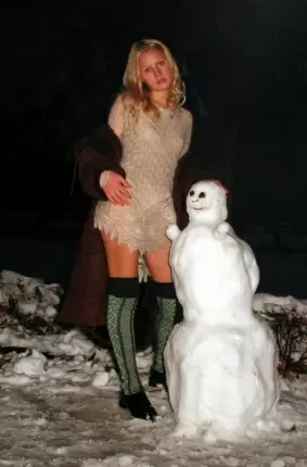 Images 9 - Голая девушка зимой на улице 