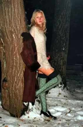 Images 14 - Голая девушка зимой на улице 