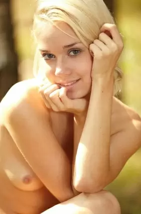 Images 8 - Очаровательная голая блондинка в лесу 